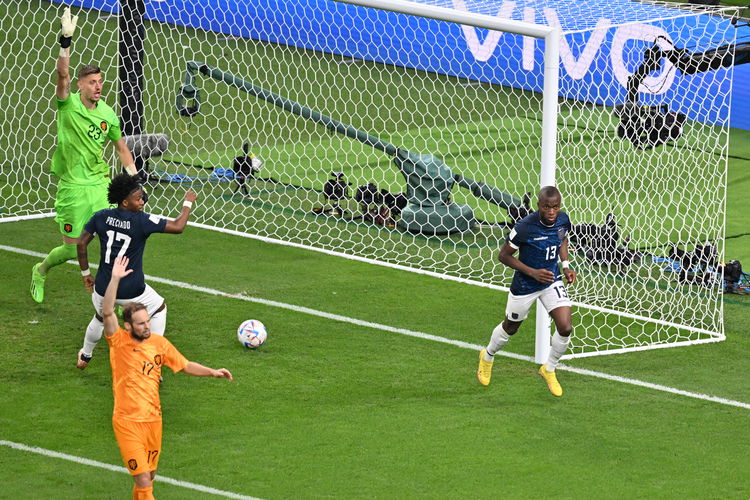 Valencia Yine Attı, Grup Liderliği Son Maça Kaldı